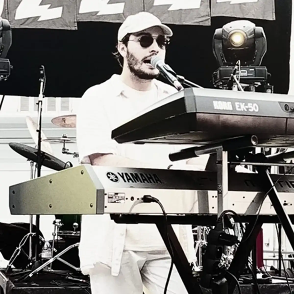 Portrait en noir et blanc de l'artiste Pierre B. regardant sur le côté